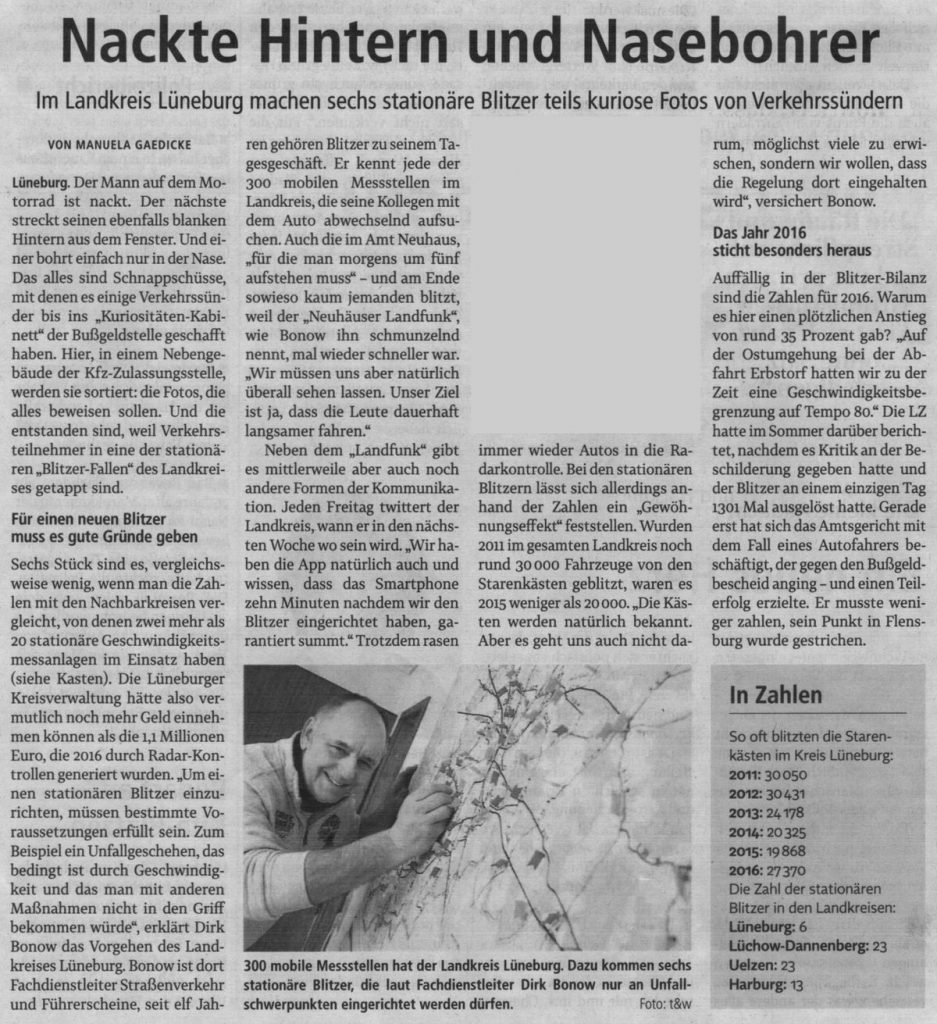 Nackte Hintern und Nasebohrer